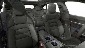 Vista interna dei sedili anteriori di Taycan 4 Cross Turismo