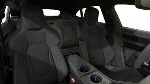 Innenansicht mit den Vordersitzen von Taycan GTS Sport Turismo
