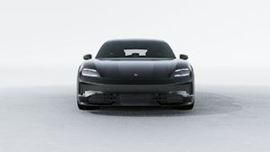 Außenansicht von Taycan GTS Sport Turismo mit Blick auf die Vorderseite des Fahrzeugs