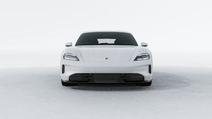 Außenansicht von Taycan GTS Sport Turismo mit Blick auf die Vorderseite des Fahrzeugs