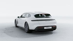 Außenansicht von Taycan GTS Sport Turismo mit der Rückseite und der linken Seite des Fahrzeugs