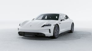 Außenansicht von Taycan GTS Sport Turismo mit der Vorderseite und der linken Seite des Fahrzeugs