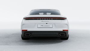 Außenansicht von Panamera 4 E-Hybrid mit Blick auf das Heck des Fahrzeugs