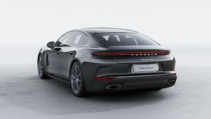 Vue extérieure de Panamera 4 E-Hybrid montrant l'arrière et le côté gauche de la voiture
