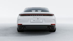 Vista esterna di Panamera 4S E-Hybrid che mostra la parte posteriore della vettura
