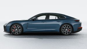 Die Außenansicht von Panamera 4S E-Hybrid zeigt die linke Seite des Fahrzeugs