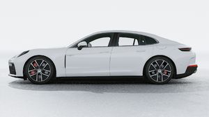 Vista esterna di Panamera 4S E-Hybrid che mostra il lato sinistro della vettura