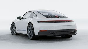 911 Carrera T 的外景，显示汽车的背面和左侧