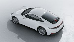 从高处俯瞰 911 Carrera 外观
