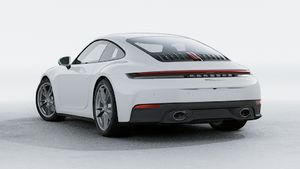 911 Carrera 的外景，显示汽车的背面和左侧