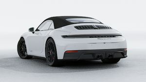 911 Carrera GTS Cabriolet 的外景，显示汽车的背面和左侧