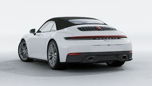 911 Carrera Cabriolet 的外景，显示汽车的背面和左侧