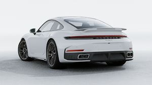 911 Turbo S 的外景，显示汽车的背面和左侧