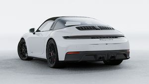 911 Targa 4 GTS 的外景，显示汽车的背面和左侧