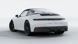 911 Targa 4 GTS 的外景，显示汽车的背面和左侧