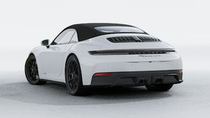 911 Carrera 4 GTS Cabriolet 的外景，显示汽车的背面和左侧