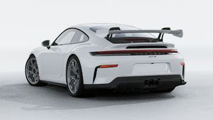 911 GT3 的外景，显示汽车的背面和左侧