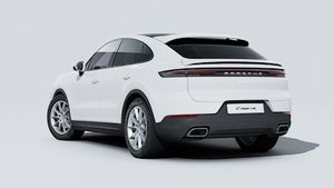 Cayenne Coupé 的外景，显示汽车的背面和左侧