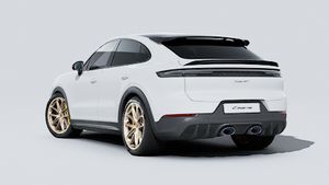 Cayenne Turbo GT 的外景，显示汽车的背面和左侧