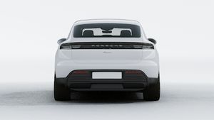 Macan 长续航版 外观图，显示汽车尾部