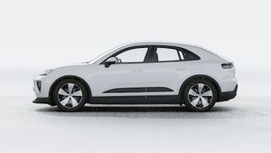 Macan 长续航版 外观图，显示汽车左侧