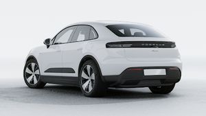 Macan 长续航版 的外景，显示汽车的背面和左侧