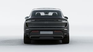 Macan Turbo 外观图，显示汽车尾部