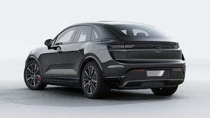 Macan Turbo 的外景，显示汽车的背面和左侧