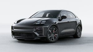 Macan Turbo 外观图，显示汽车的前部和左侧