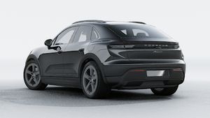 Macan 4 劲驰版 的外景，显示汽车的背面和左侧