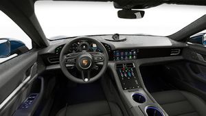 方向盘和仪表盘的内部视图 Taycan 4