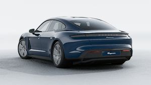 Taycan 4 的外景，显示汽车的背面和左侧