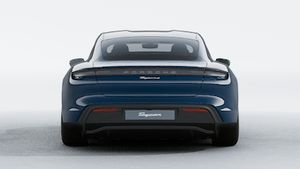 Taycan 4 外观图，显示汽车尾部