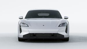 Taycan Turbo 外观图，显示汽车前部