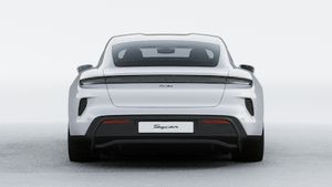 Taycan Turbo 外观图，显示汽车尾部