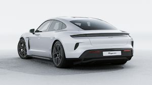 Taycan Turbo 的外景，显示汽车的背面和左侧