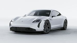 Taycan Turbo 外观图，显示汽车的前部和左侧
