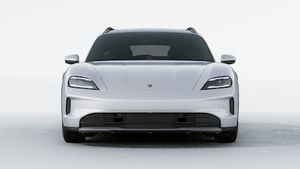 Taycan 4 Cross Turismo 外观图，显示汽车前部