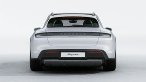 Taycan 4 Cross Turismo 外观图，显示汽车尾部