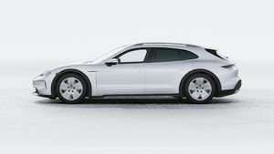 Taycan 4 Cross Turismo 外观图，显示汽车左侧
