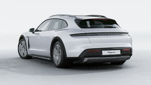Taycan 4 Cross Turismo 的外景，显示汽车的背面和左侧