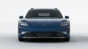 Taycan 4S Cross Turismo 外观图，显示汽车前部