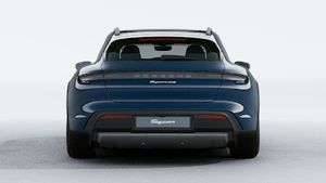 Taycan 4S Cross Turismo 外观图，显示汽车尾部