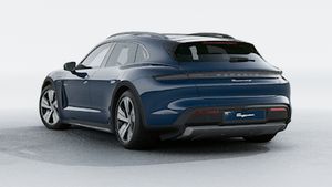 Taycan 4S Cross Turismo 的外景，显示汽车的背面和左侧