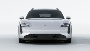 Taycan Turbo Cross Turismo 外观图，显示汽车前部