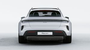 Taycan Turbo Cross Turismo 外观图，显示汽车尾部