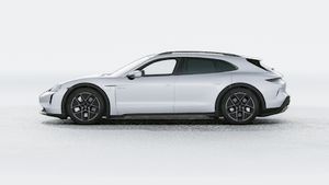 Taycan Turbo Cross Turismo 外观图，显示汽车左侧