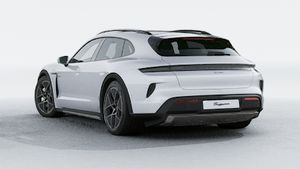 Taycan Turbo Cross Turismo 的外景，显示汽车的背面和左侧