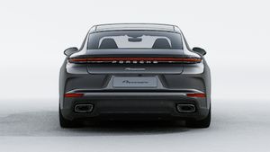 Panamera 外观图，显示汽车尾部
