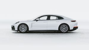 Exterior view of Panamera 4 E-Hybrid showing the left side of the car